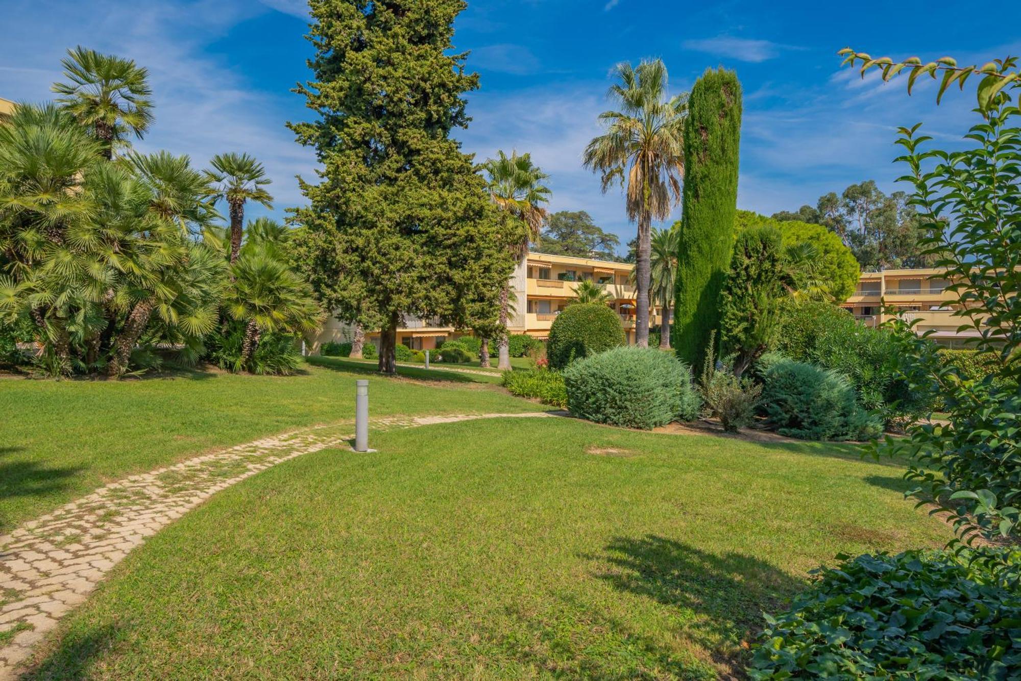 Les 15 Pins & La Mer -Your Green Getaway Near Sea & Beach Antibes Bagian luar foto